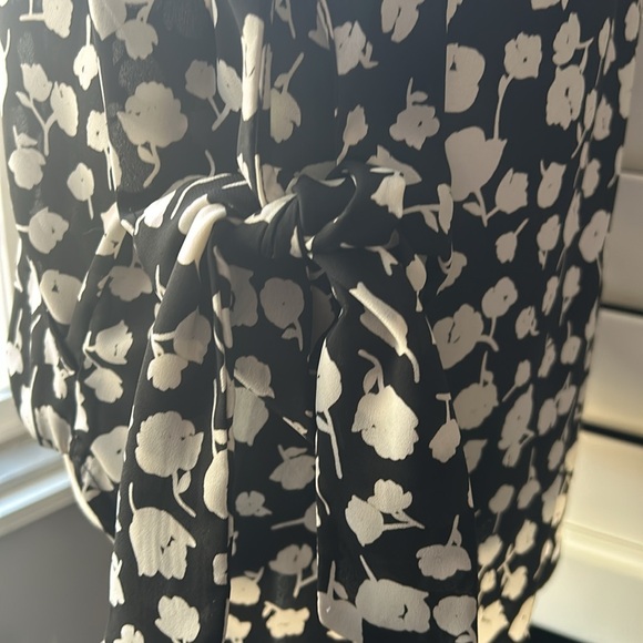 Black and white drapey west kei long 3/4 sleeve blouse in size M. - Picture 5 of 6